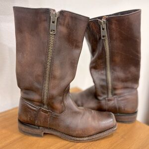 FRYE HEATH SQUARE TOE OUTSIDE ZIP BOOTS MAPLE BROWN LEATHER MID 8 riding classic